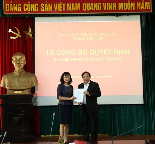 Tổng cục trưởng TCDL Nguyễn Văn Tuấn trao Quyết định bổ nhiệm Phó Tổng cục trưởng cho bà Nguyễn Thị Thanh Hương